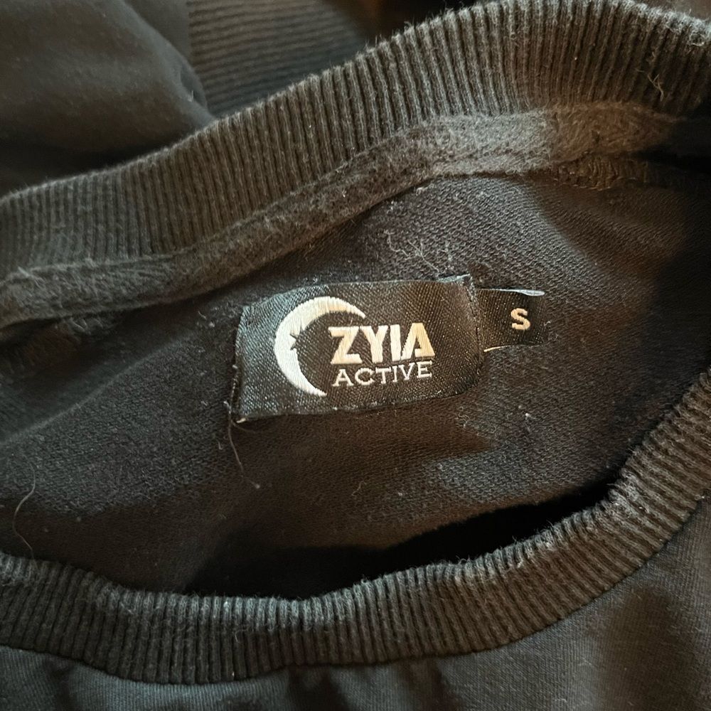 🖤Zyia Sweater 🖤 - Picture 2 of 5